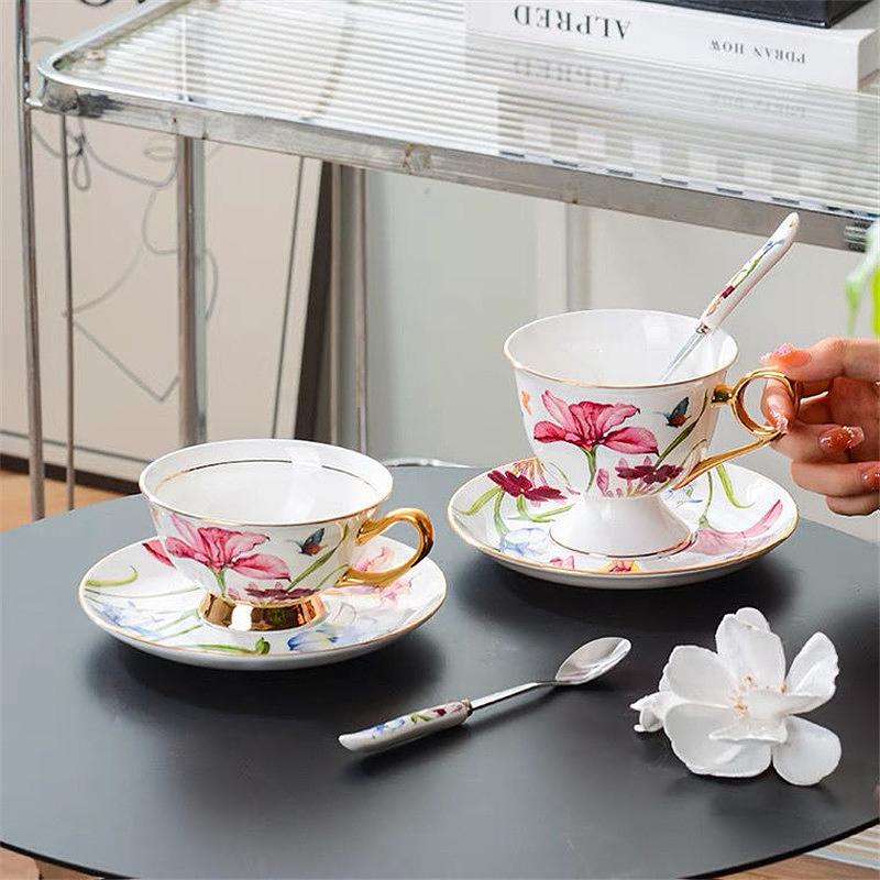 180ML/200ML Britský šálka na popoludňajší čaj s tanierikom a lyžičkou Elegantný kvet ľalie Vysoko kvalitný porcelán Hrnček na kávu Šálka na čaj Poháre na pitie