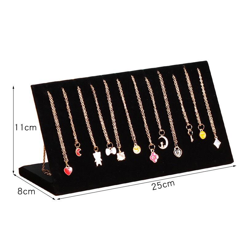 1 buc., Suport de expunere pentru coliere în formă de L, Suport de expunere pentru coliere în formă de L din pluș negru