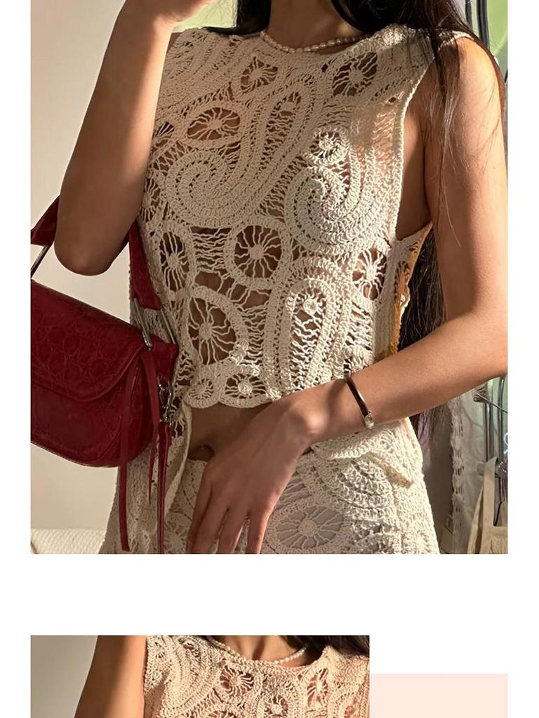 Retro Chic Crochet Crop Top: Sleeveless, Hollow Design 404