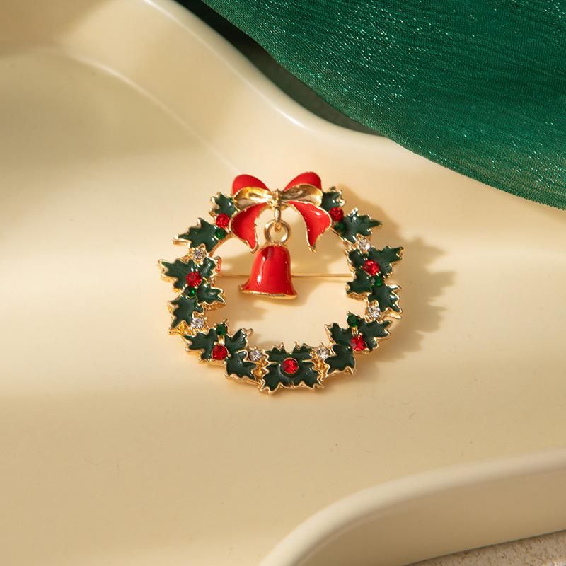 Christmas Brooch for Women European Style Metal Enamel Wreath Brooch with Hollow Rhinestones Elegant Fashion Jewelry for Party Outfits