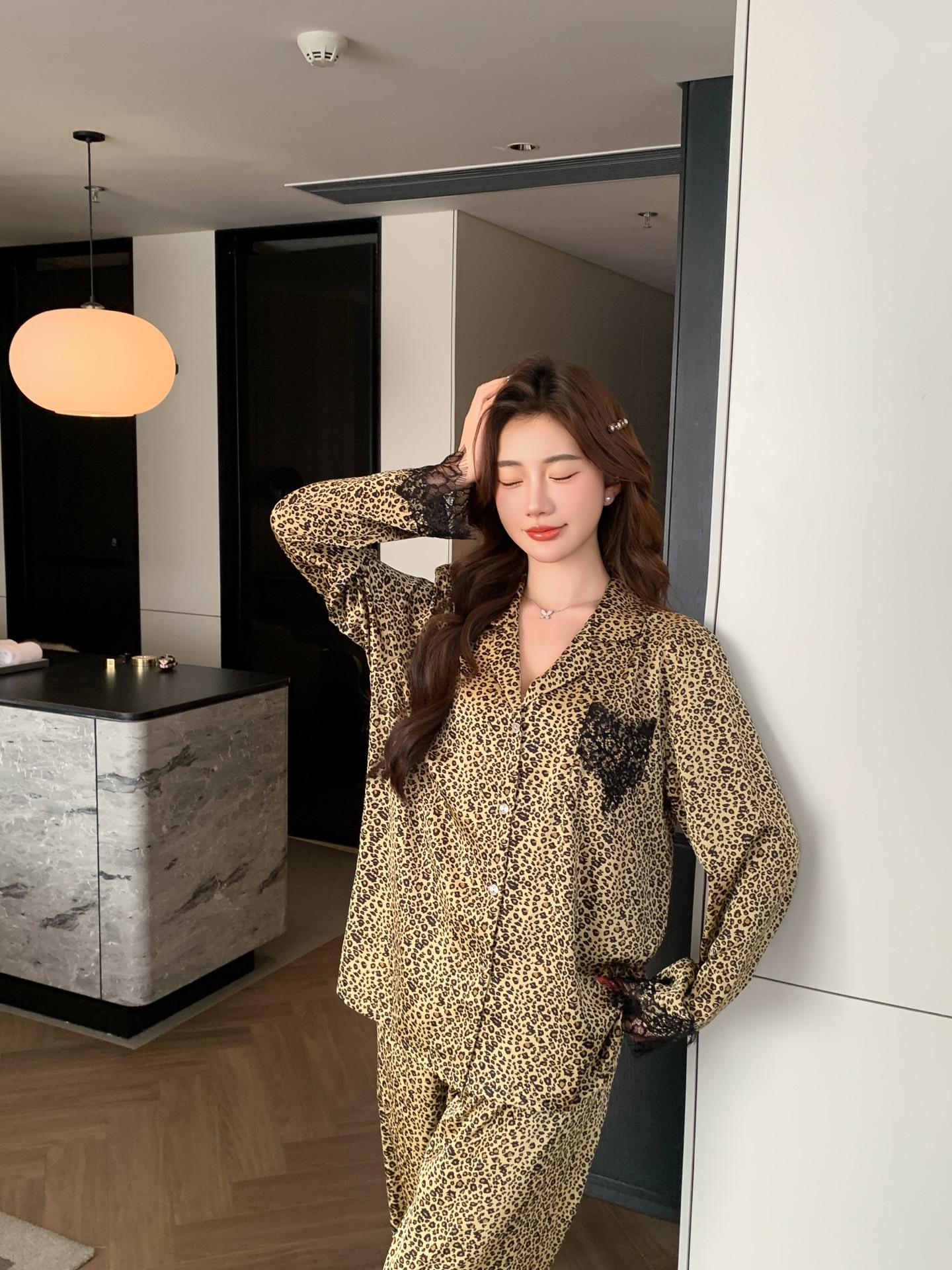 

2026 High-End Leopard Print Ice Silk Women s Pajamas – Fashionable Long Sleeve and Pants, Can Be Worn Outdoors M