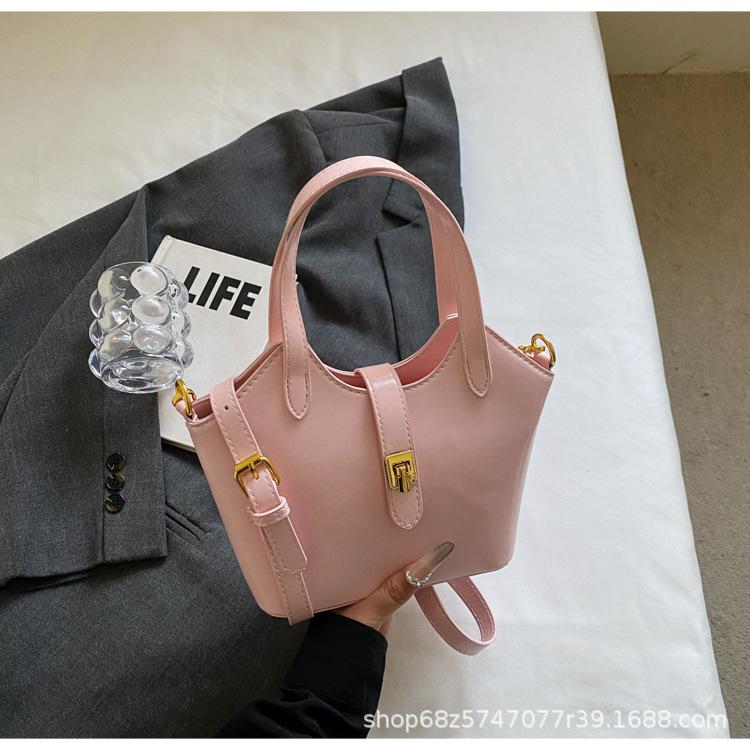 Niche Trend Shoulder Bag 2025 Spring New Bag Women's Fashion Simple Tote Bag Casual Commuter Messenger Bag