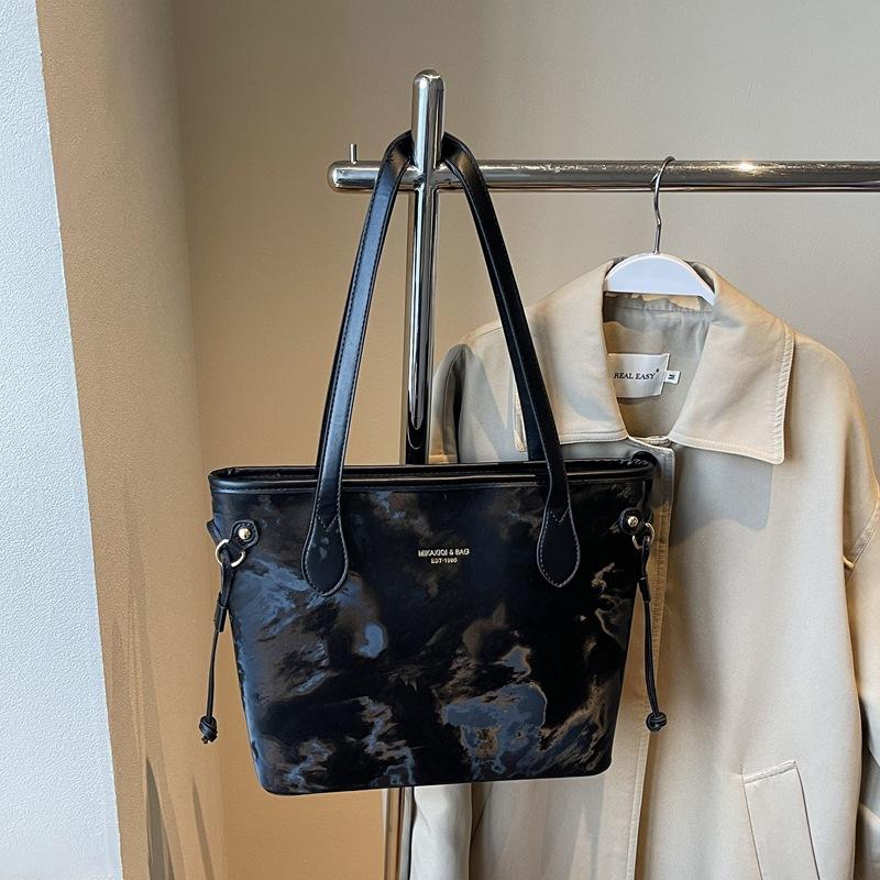 Large-capacity bag women's new summer versatile shoulder bag casual texture commuter tote bag