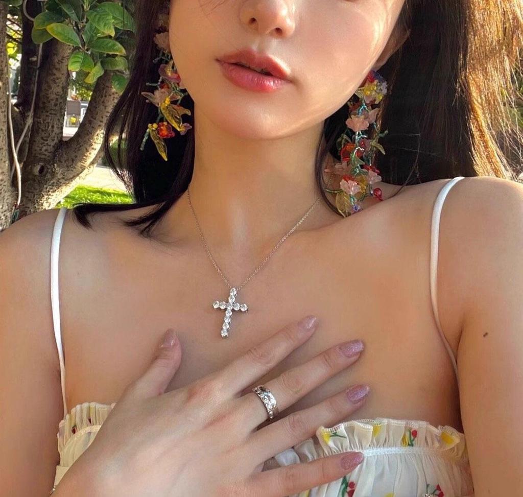 S925 Sterling Silver Moissanite Cross Pendant Necklace - Women's Luxury Clavicle Chain