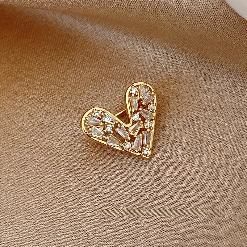 

Trendy Japanese-Style Love Brooch: Celebrity-Inspired Pin for Women, Perfect for Cardigan, Suit, or Collar.