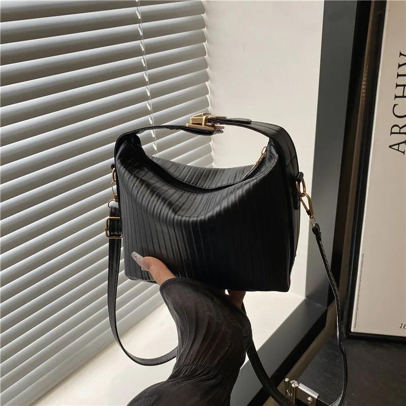 

Модная высококачественная женская сумка Новая Вертикальная полоска Однотонная Простая сумка через плечо Дизайн с индивидуальностью Маленькие квадратные сумки кросс-боди 18x10x15.5cm чёрный