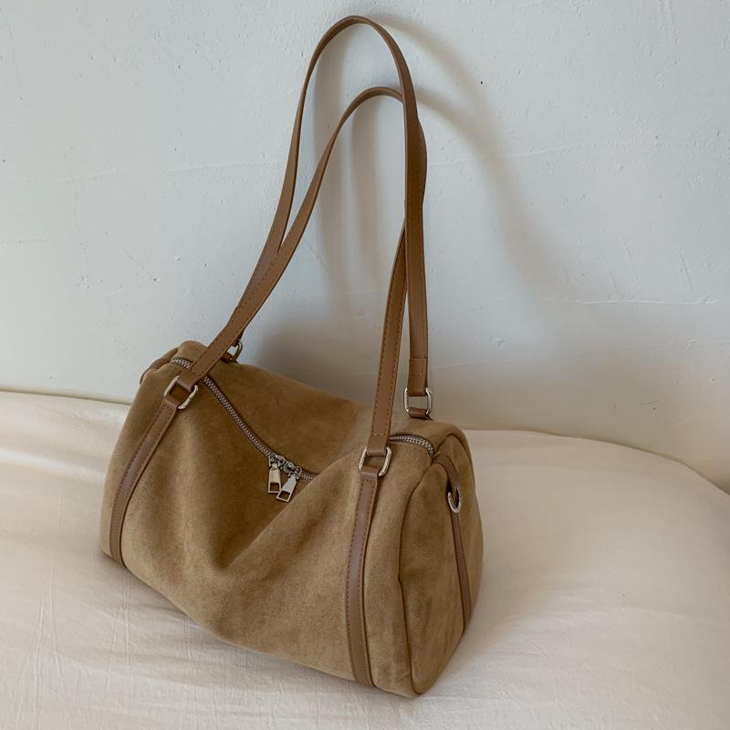 

Large capacity retro shoulder pillow bag women s 2025 autumn new trendy fashion matte foreign style messenger handbag