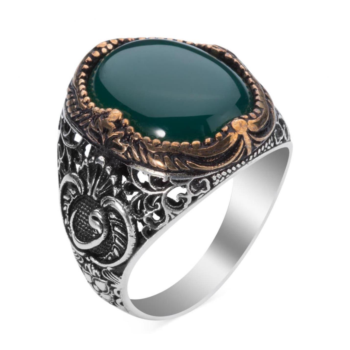 

Серебряное мужское кольцо с симметричной вышивкой и зеленым агатом
