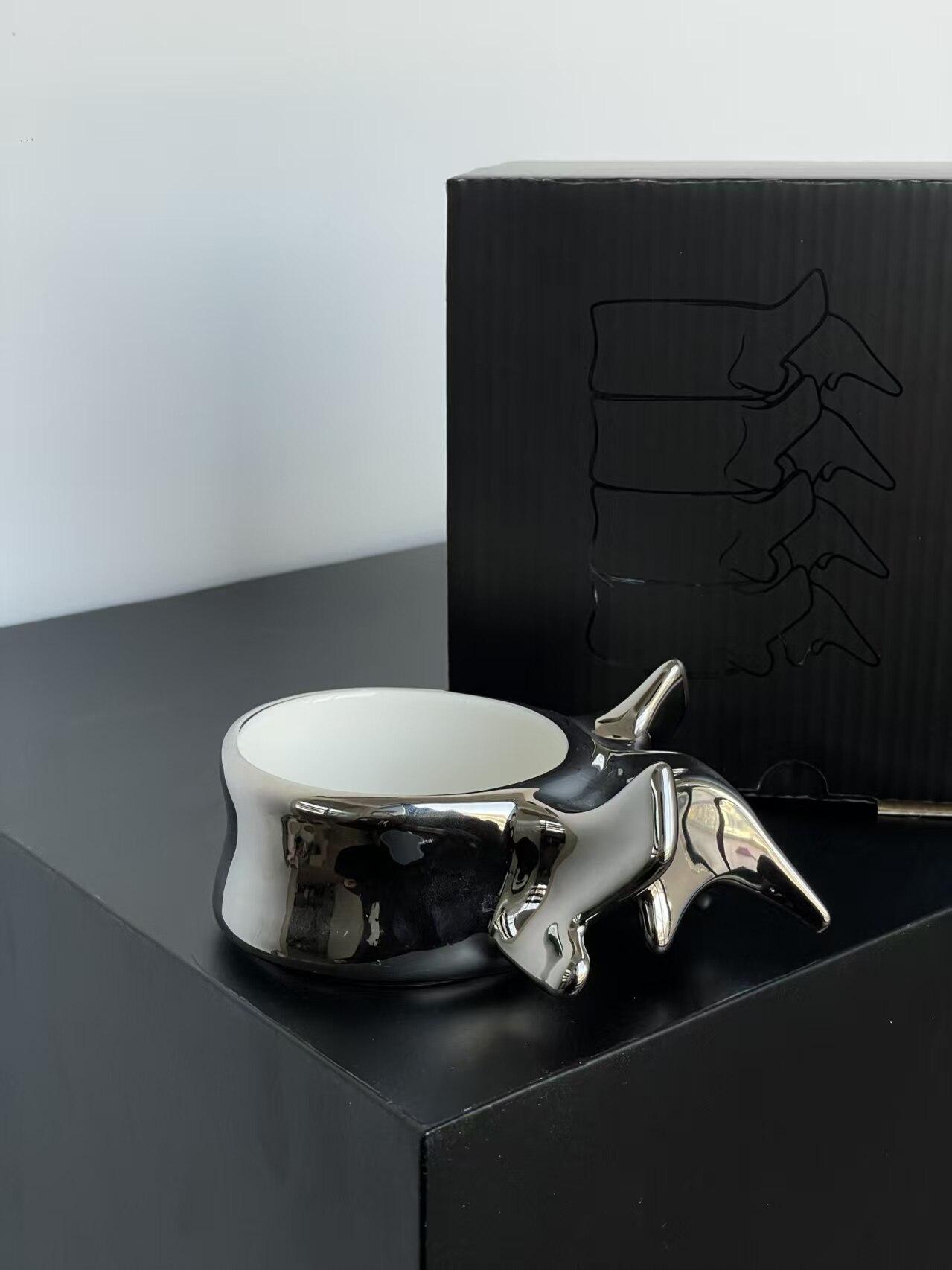 Radoša mugurkaula formas keramikas krūze Lattes