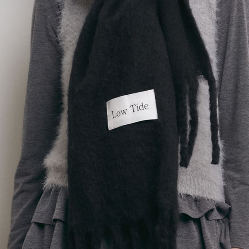 LOW TIDE [1st REORDER] LOWTIDE BIG LABEL MUFFLER [BLACK]
