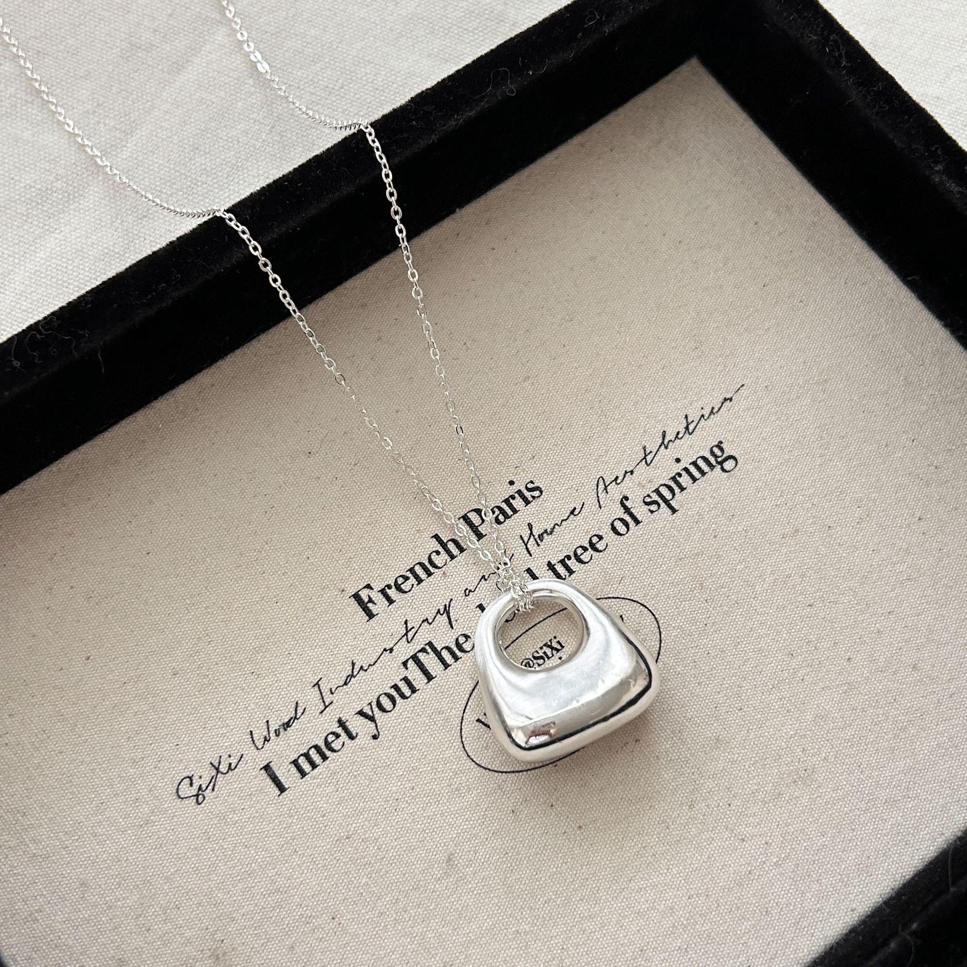 Минималистичное серебряное колье-подвеска: Женская регулируемая цепочка для свитера из черной веревки