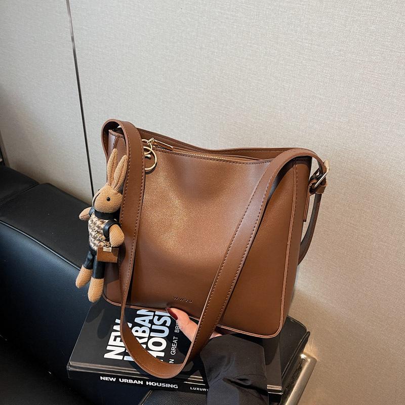 

Soft leather bucket bag women s 2025 new fashion versatile shoulder underarm bag high-end casual messenger bag No pendant коричневый