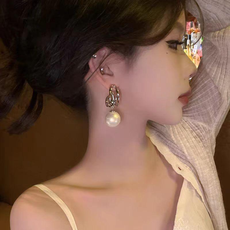 Female Heroine of Life!Light luxury vintage high-end pearl earrings, niche design, exquisite, fashionable, and unique ear accessories