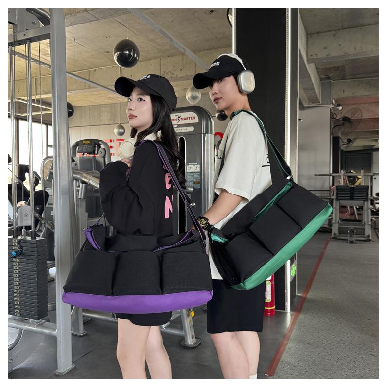 

Crossbody Travel Bag - Unisex, Large Capacity, Multifunctional Gym Tote with Wet/Dry Separation, Underarm Commuter Handbag брудно-білий