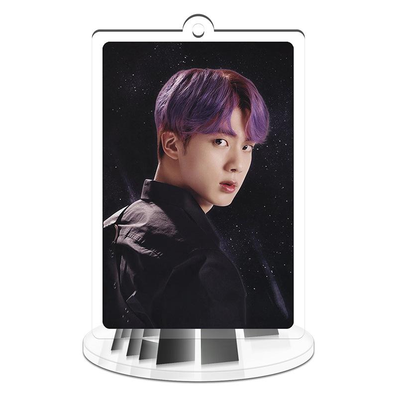 BTS Dunkler Stil Schlüsselanhänger mit Ständer, Bangtan Boys Porträtfoto Schlüsselanhänger mit Ausstellungsständer, Kpop Idol Schreibtischdekoration für ARMY Fans