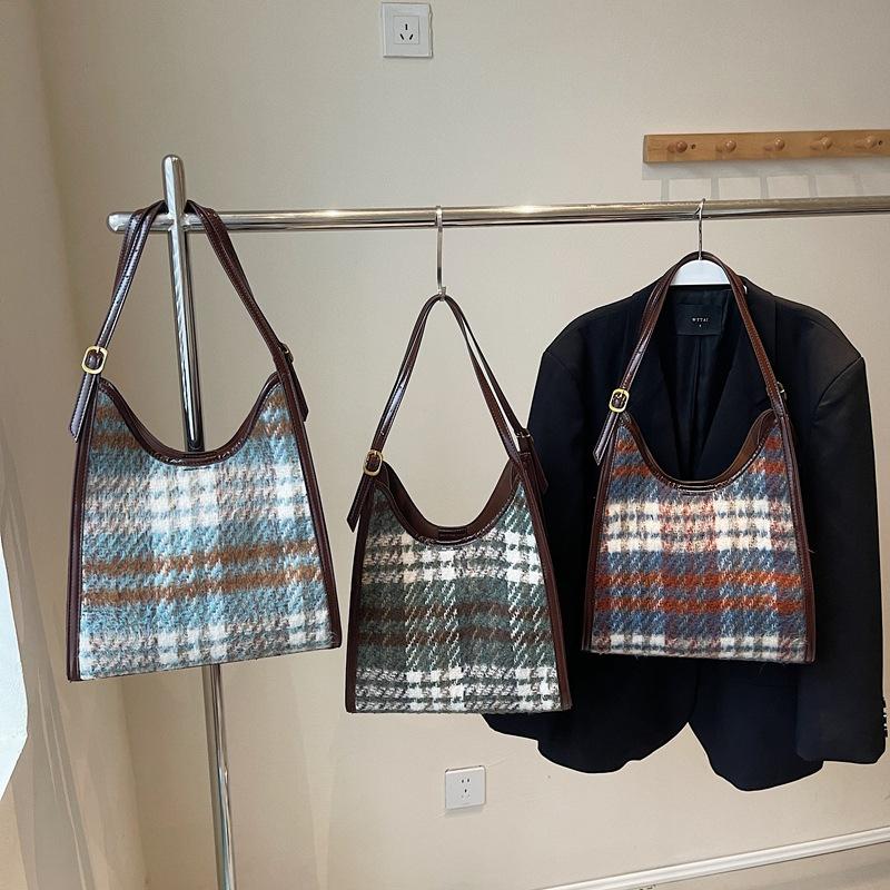 Commuter large-capacity woolen bag, new autumn and winter fashionable simple plaid women's shoulder tote bag