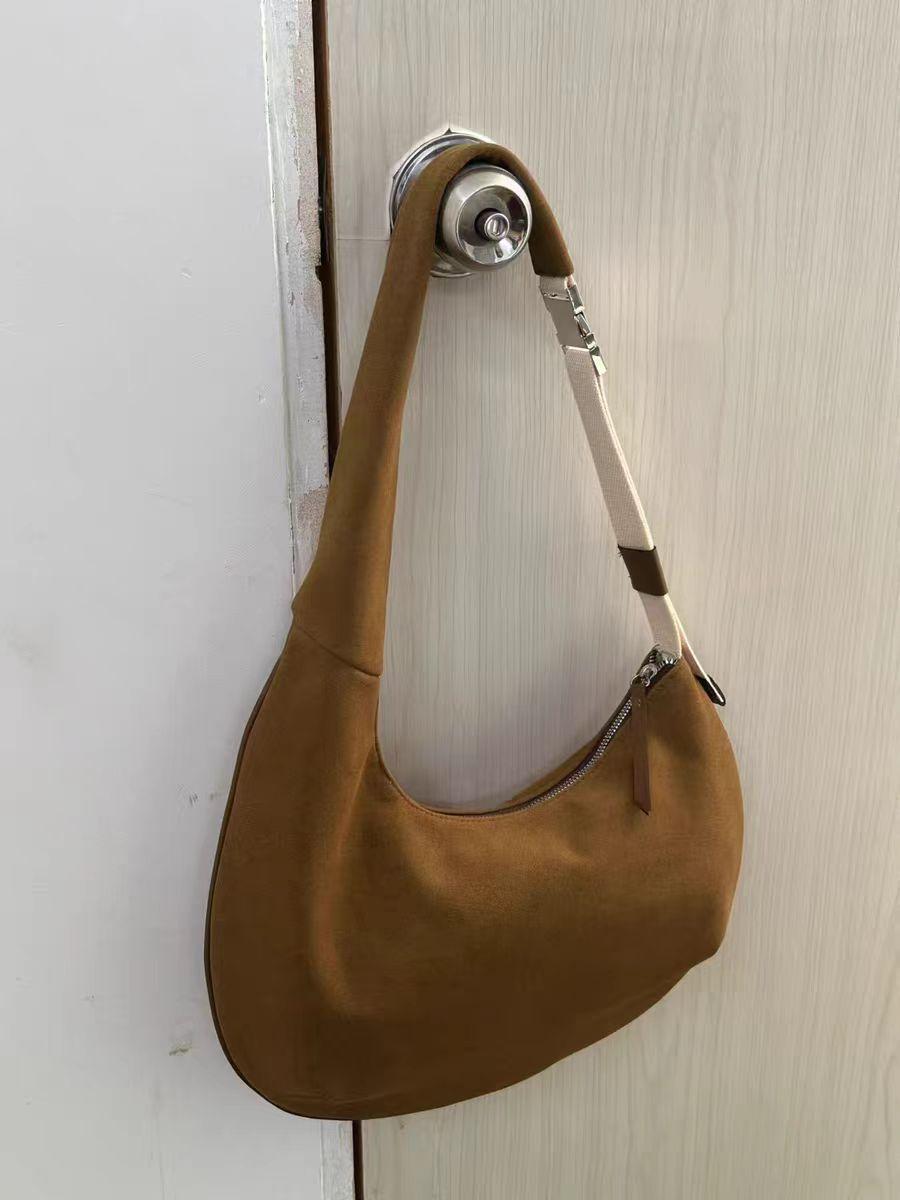 

Retro suede single shoulder crescent bag women s 2025 new large-capacity portable dumpling bag commuter armpit bag коричневий