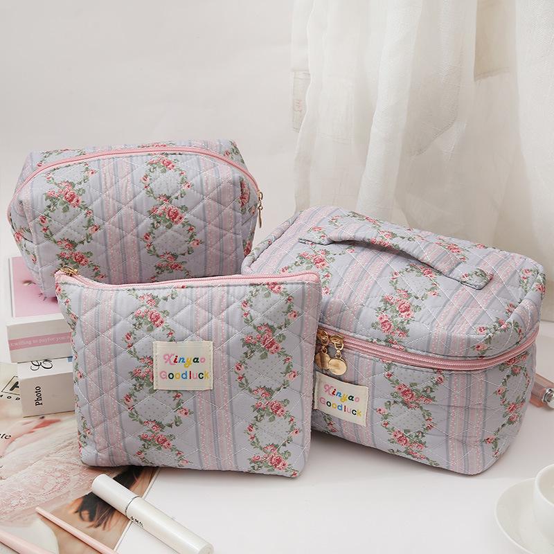 High-Capacity Quilted Floral Cosmetic Bag - Stylish, Compact, and Convenient