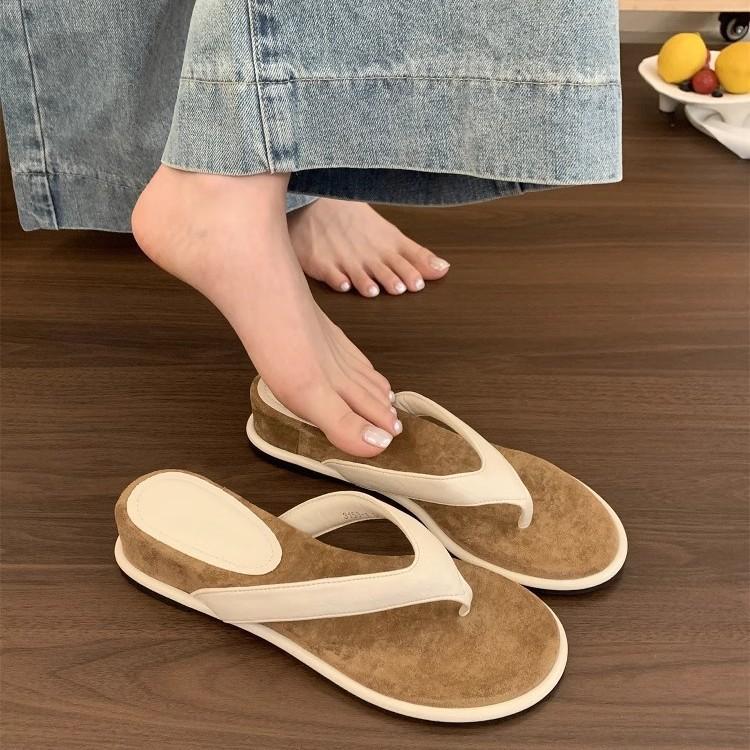 Französische Mode Keilabsatz Flip-Flops Damen Oberbekleidung 20255 neues Temperament mit Rock dicksohlige Strandschuhe