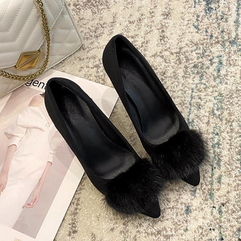 

Женские туфли на высоком каблуке из черной замши с острым носком и массивным каблуком – Коллекция Осень/Зима 2025 38