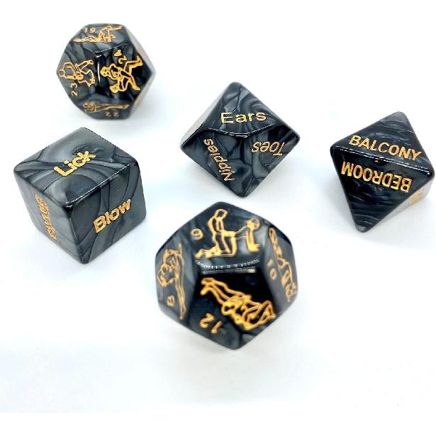 РџСЂРѕРґРІРёРЅСѓС‚Р°СЏ РёРіСЂР° РІ РєРѕСЃС‚Рё, РёРіСЂР° РґР»СЏ РІР·СЂРѕСЃР»С‹С… РІ СЃРїР°Р»СЊРЅРµ, РѕСЃС‚РѕСЂРѕР¶РЅС‹Рµ РЅРµРїРѕСЃР»СѓС€РЅС‹Рµ РєРѕСЃС‚Рё Рё СЃРµРєСЃСѓР°Р»СЊРЅР°СЏ РїРѕР·Р°, РёРґРµР°Р»СЊРЅРѕ РїРѕРґС…РѕРґРёС‚ РґР»СЏ РїР°СЂРЅРѕРіРѕ СЃРІРёРґР°РЅРёСЏ, СЋР±РёР»РµСЏ, 5 РѕРґРЅРѕРіРѕ С‡РµСЂРЅРѕРіРѕ РєРѕСЃС‚СЋРјР° 5 Black