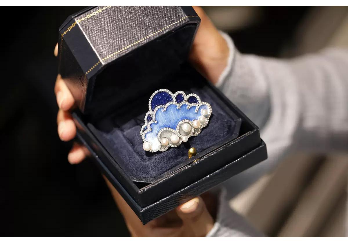 Bo Xin Yun Natural Pearl Cloud Brooch - Unique Design, High-Quality Lapel Pin