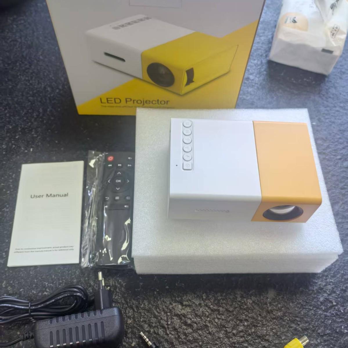 

Самый продаваемый мини-портативный проектор YG300 желто-белого цвета с дублированием экрана мобильного устройства для домашних развлечений. EU Plug