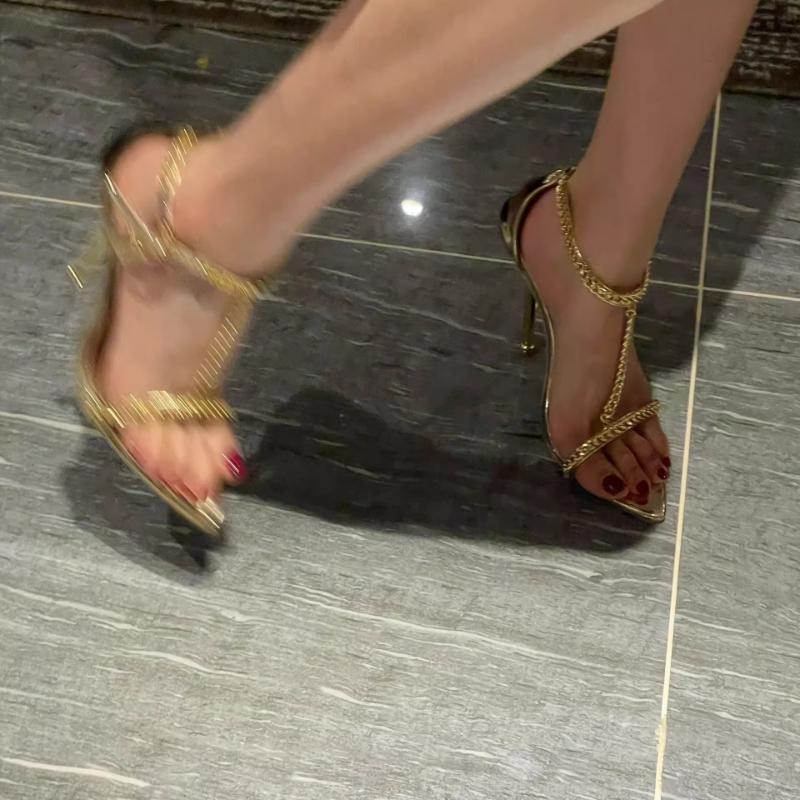 Značkové Luxusní Společenské Boty Sexy T Pásek Kovová Jehlová Podpatky Gladiátorky Kotníkový Zámek Zlatý Přívěsek Visací Zámek Vysoké Podpatky