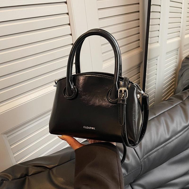 Large-capacity messenger tote bag, simple and versatile handbag, women's 2025 spring new fashion casual bucket bag