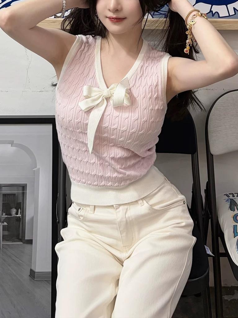 Playful and smart! Sleeveless bow knitted vest for women