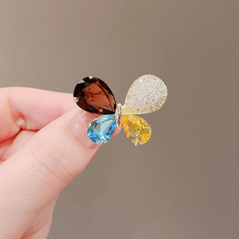 

Корейская милая брошь в виде кошки и бриллиантовой бабочки для мужчин и женщин - модная брошь для кардигана и аксессуар для корсажа