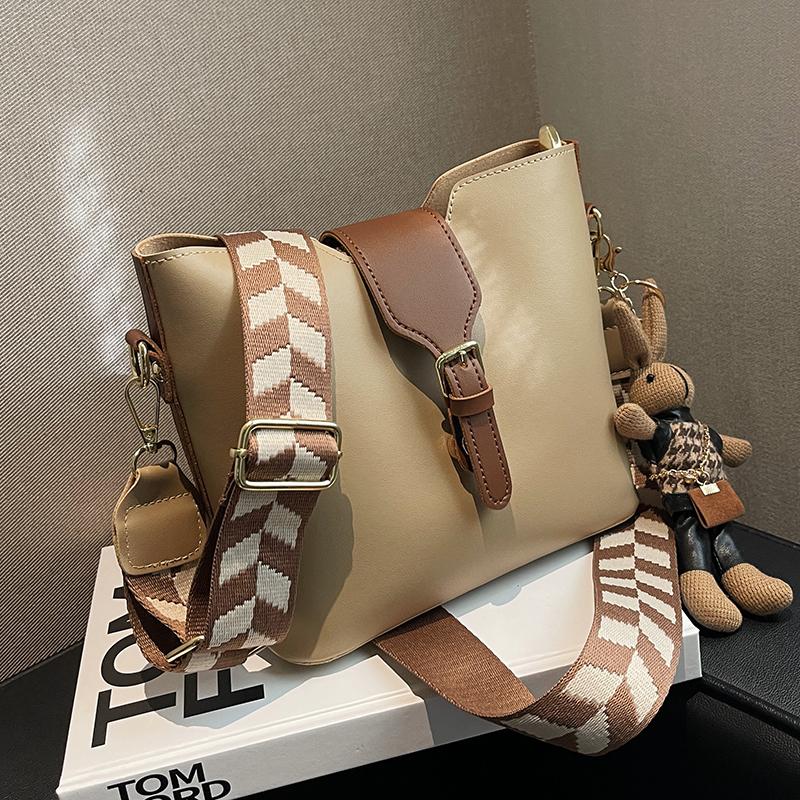 Damentaschen 2024 Herbst und Winter Neue High-End-Mode Breitband-Umhängetasche Beliebte Online-Beuteltasche