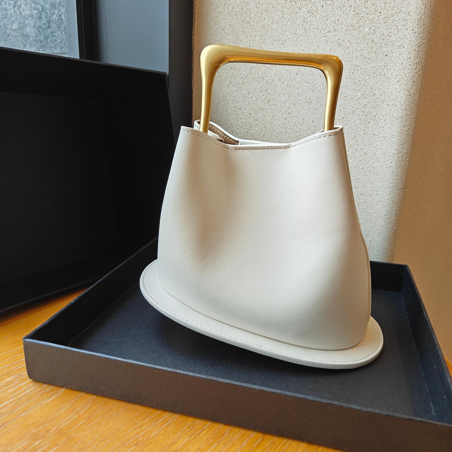 

Retro Genuine Leather Bucket Bag with Wooden Handle - 2024 Niche Design, Casual Versatile Style