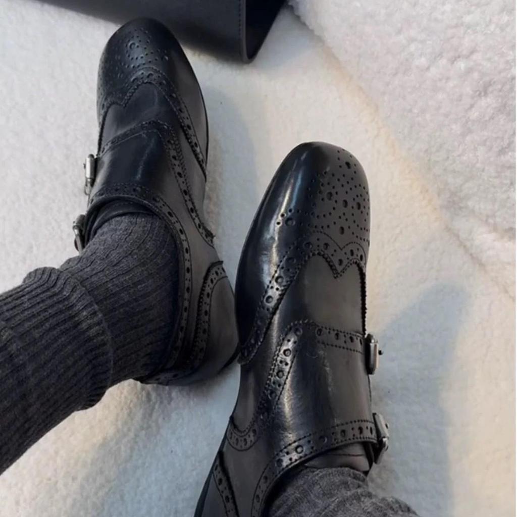 Damen Retro Brogue Square-Toe Slipper mit gravierter Gürtelschnalle - Vielseitiger britischer Stil.