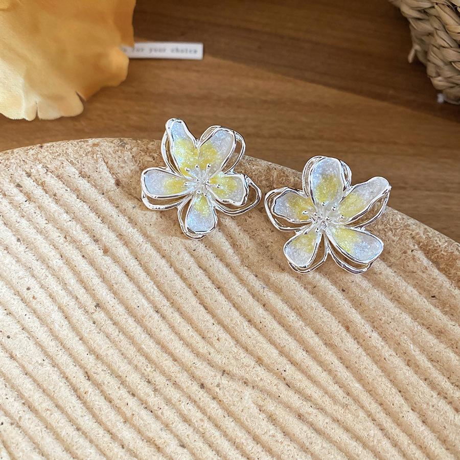 Seaside vacation wind gradual change oil painting wind petal stud earrings small fresh sweet earrings light luxury niche high sense earrings