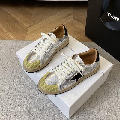 Neue vielseitige kleine weiße Schuhe für Damen, kleine dicke Sohlen zur Erhöhung der Körpergröße, Sport- und Freizeit-Board-Schuhe für Damen und Sterne für Damen