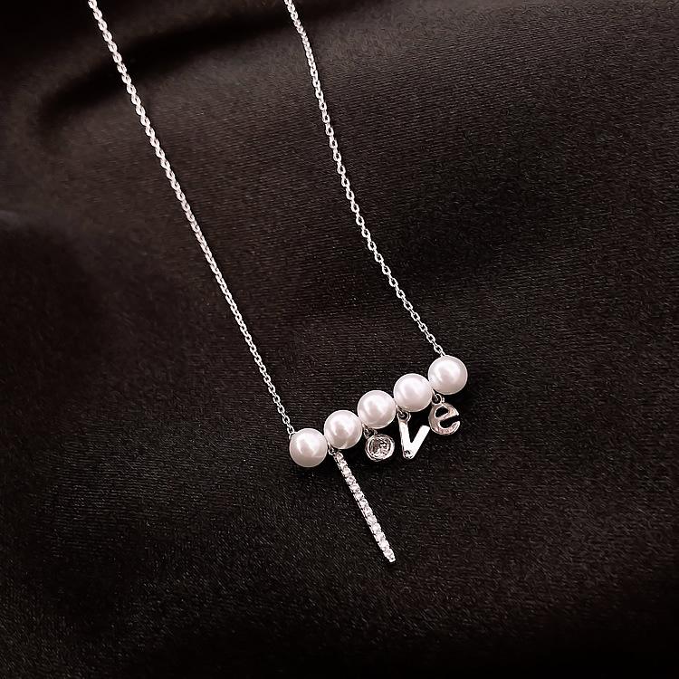 Fashionable Women's Necklace   Love Pearl Pendant Necklace Clavicle Chain Exquisite Jewelry Ladies Sweater Chain