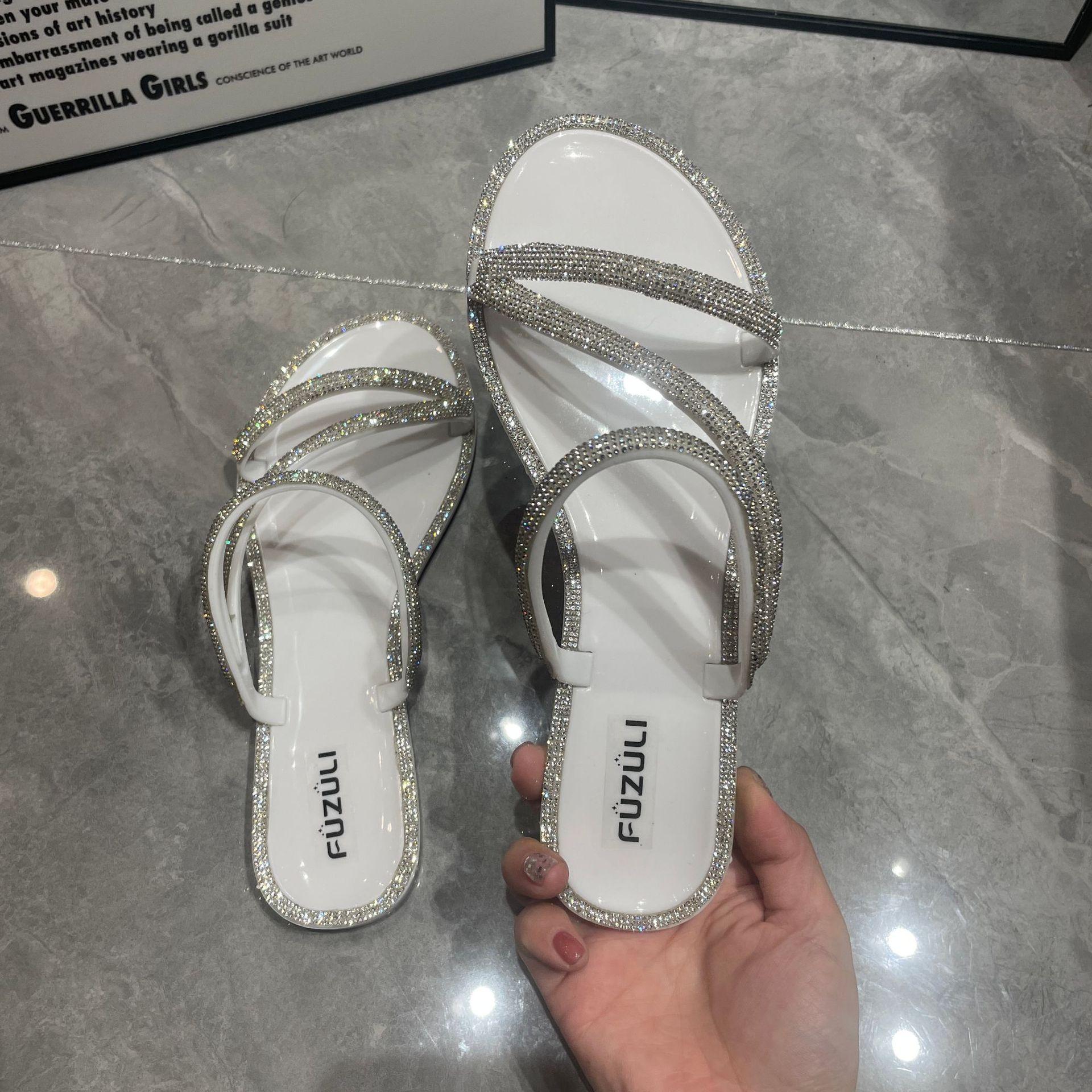 

2025 новые летние тапочки женские трендовые модные ремни с ромбовидным узором утолщенные женские тапочки односложные плоские тапочки верхняя одежда 36 белый