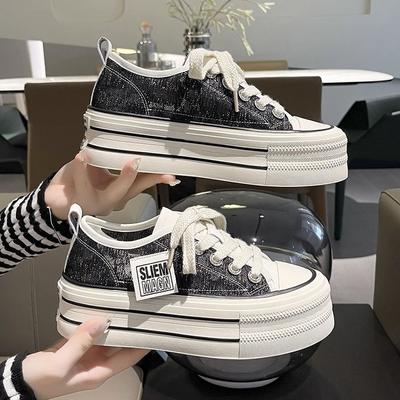 Scarpe bianche con aumento di altezza con suola spessa da donna Design di nicchia Primavera ed estate Nuove scarpe da ginnastica traspiranti in mesh Scarpe di tela stile Hong Kong