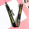 Handy-Lanyard 2-in-1 Schnalle Schwarzes Band Breites Lanyard Muster mit englischen Buchstaben Lange Ausführung Großhandel Geschenke