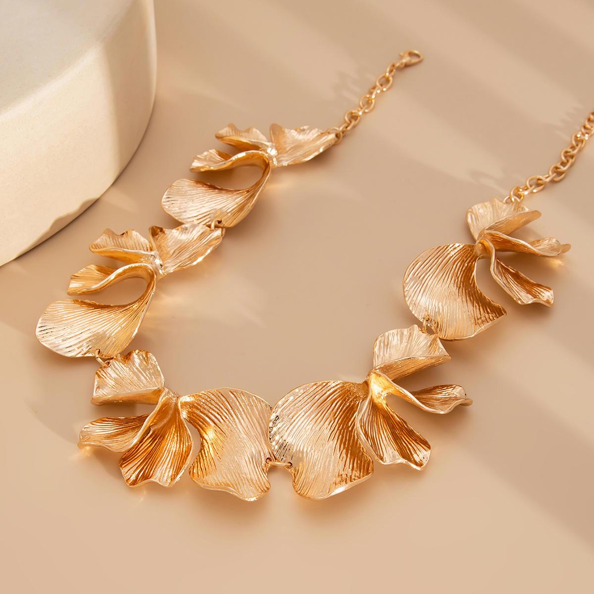 

Retro Metallic Floral Clavicle Necklace: European & American Minimalist Design for Women