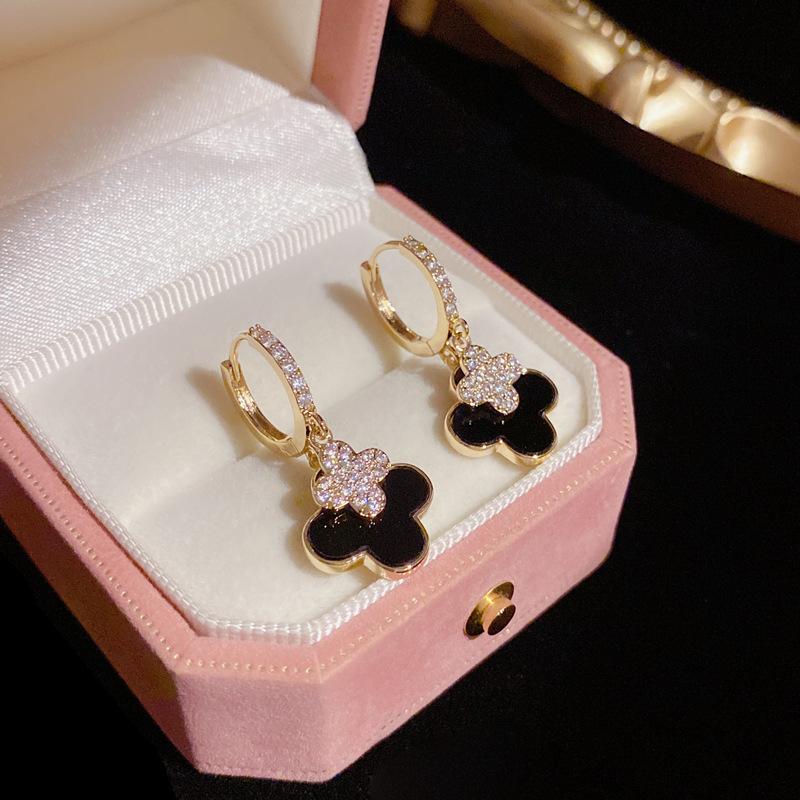 

Four-leaf Clover Earrings for Women Featuring A Unique and Exquisite Design with A Sophisticated and Elegant Style