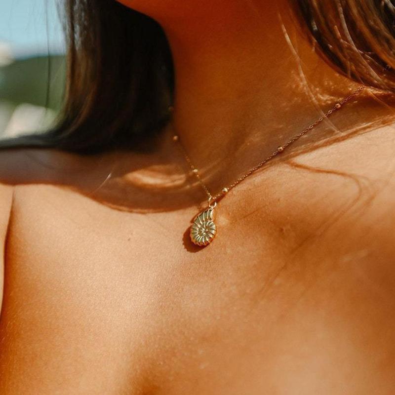 Summer style conch necklace suitable for women's summer beach travel and fashionable Zircon matching