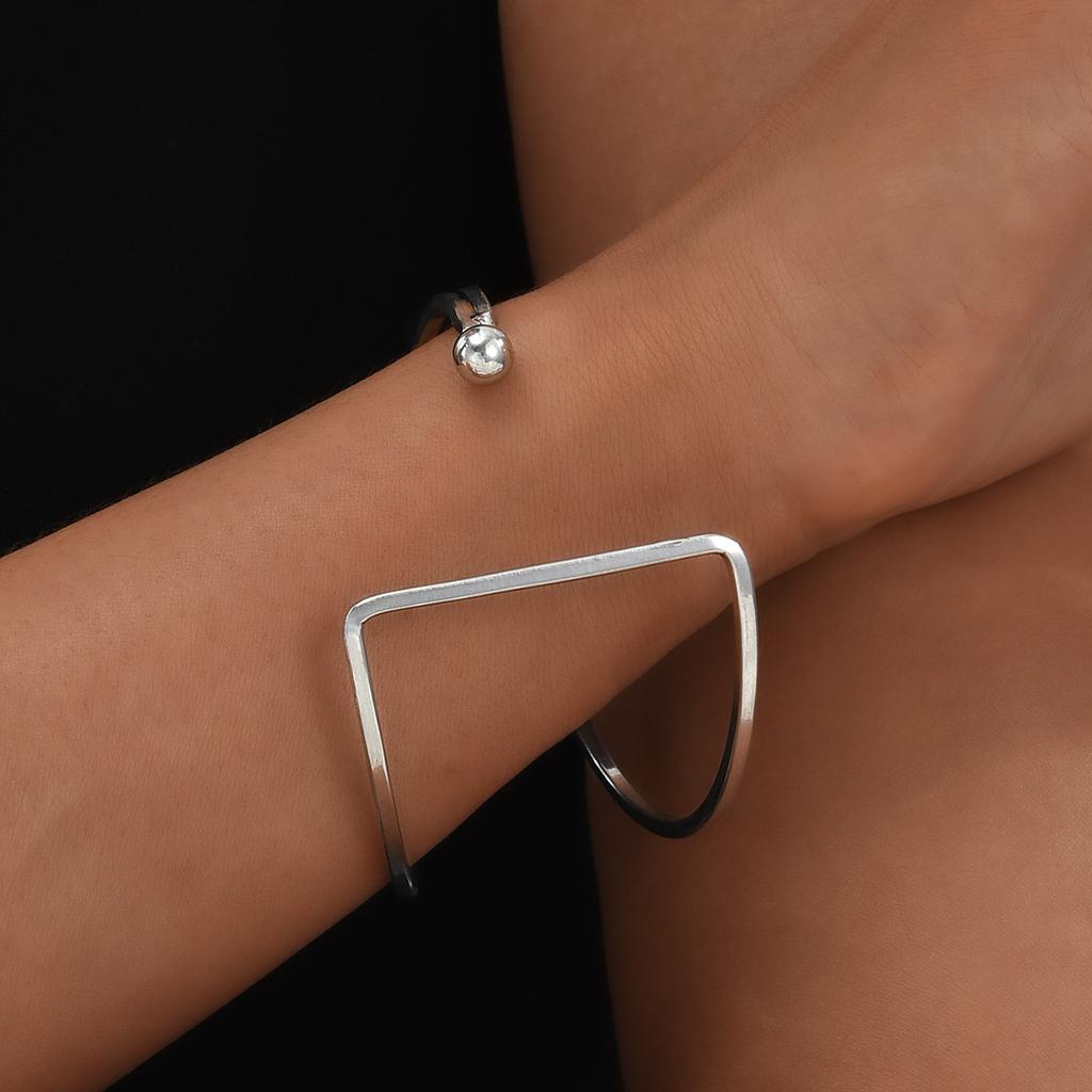 Modisches Goldfarbenes Metall-Blumen-Manschettenarmband für Damen Vintage Elegant Wasserdichte Armreifen Weibliche Hochzeitsfeier Accessoires