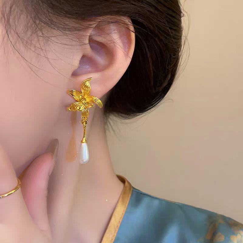 Light luxury personality French retro flower fringed earrings women, niche design high-end temperament pearl pendant earrings