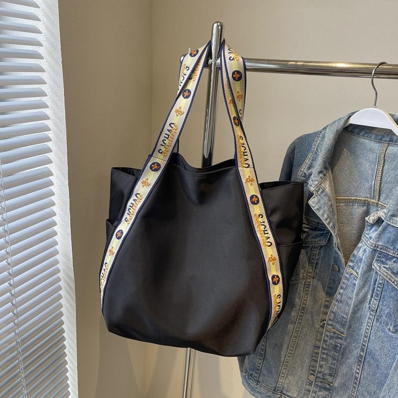 

Сумка Niche большой вместимости женская 2025 новая портативная нейлоновая сумка для покупок на выход большая сумка через плечо чёрный