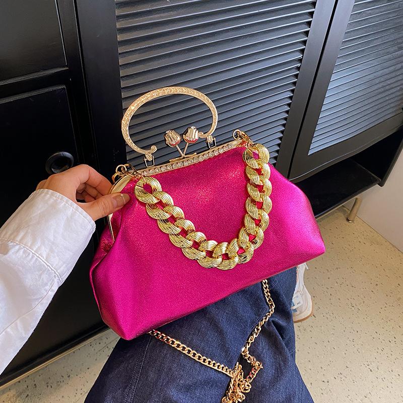 

Bag Autumn 2025 New Korean Version Fashion Candy Color Thick Chain Portable Ladies Crossbody Glossy Dinner Bag PU чорний
