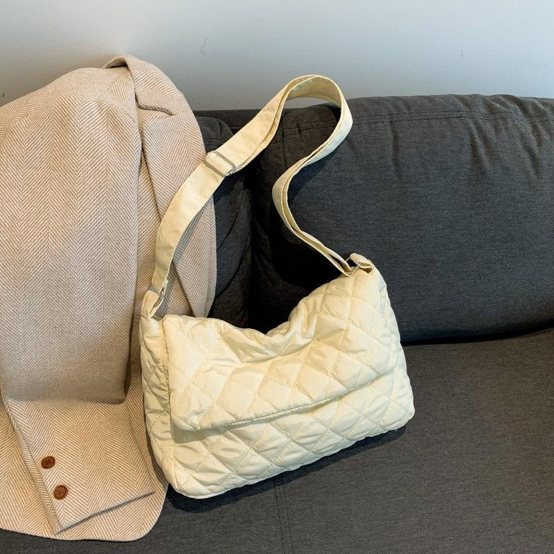 

Корейская версия простой сумки-мессенджера, повседневная модная маленькая квадратная сумка 2024 года, новинка зимы, модная повседневная сумка через плечо большой вместимости белый