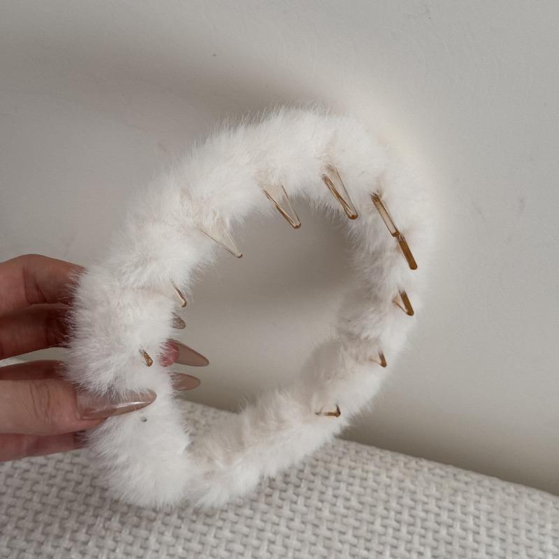 Winter and Autumn Velvet Beaded High-crown Hairband with Fluffy Bristles - A Versatile Hairband That Suits Any Style, Exuding An Elegant Air.