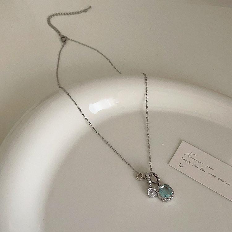 Light Luxury Zircon Pendant Necklace for Women - Simple, Fashionable Collarbone Chain with High-End Feel